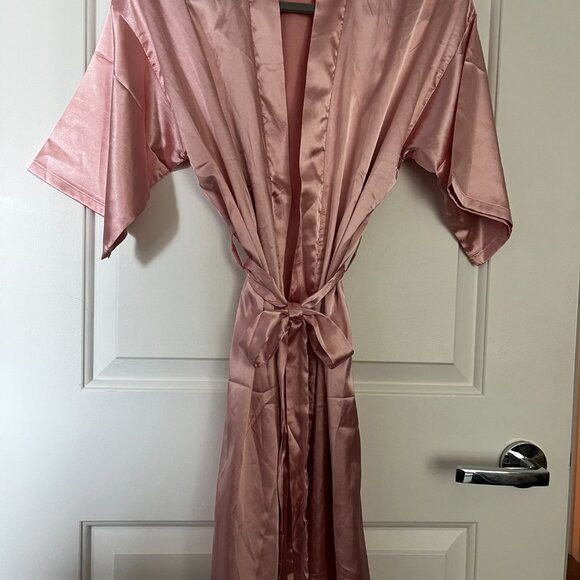 Satin pink robe - Picture 2 of 3